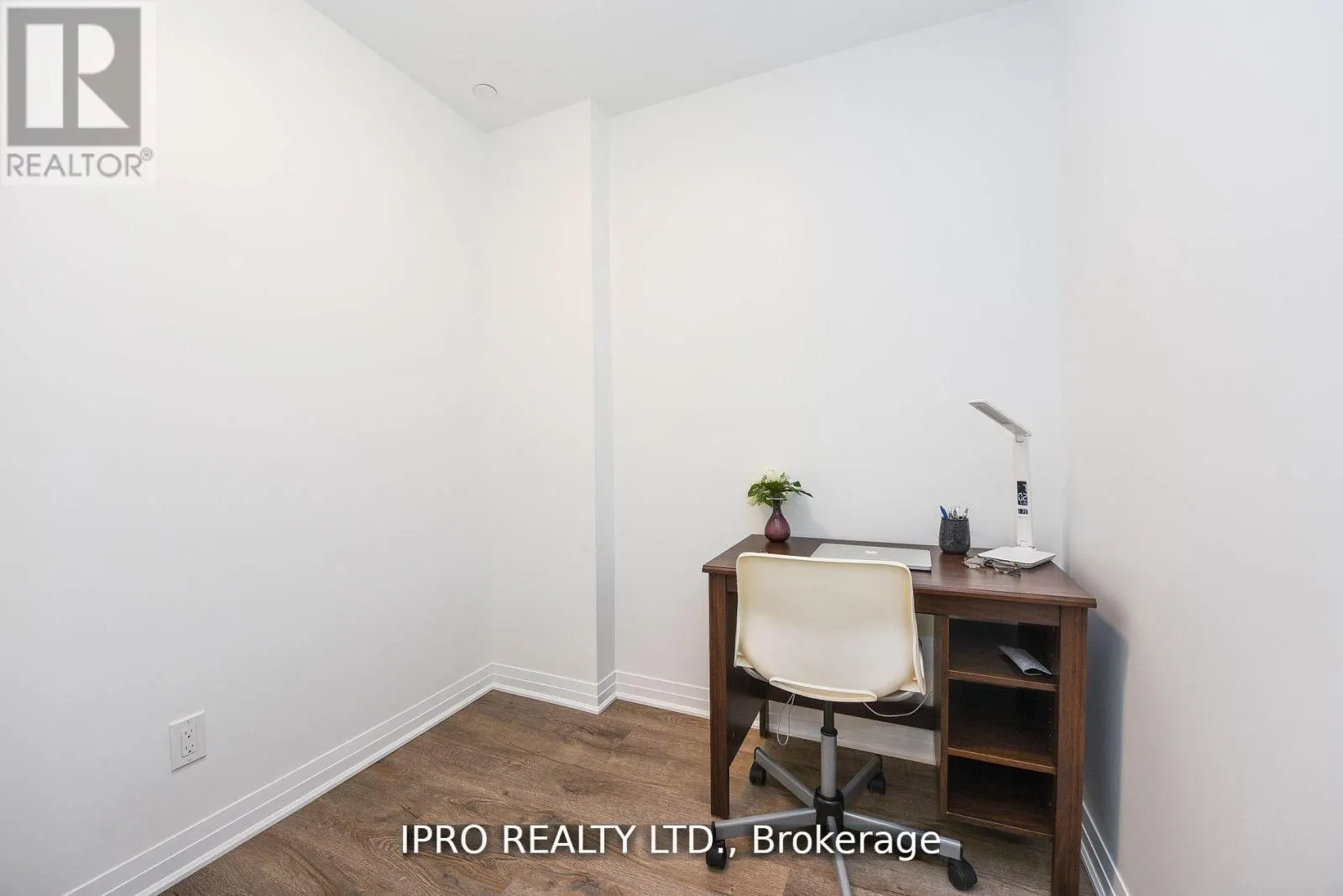 004 - 95 DUNDAS ST W STREET