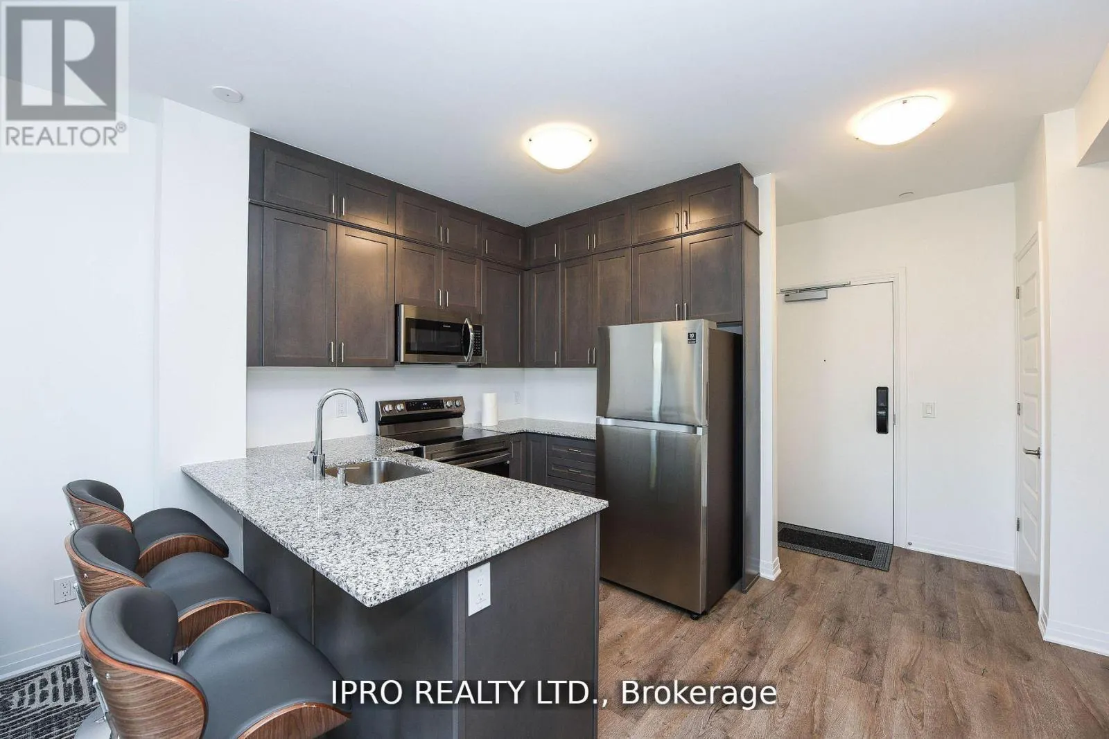 004 - 95 DUNDAS ST W STREET