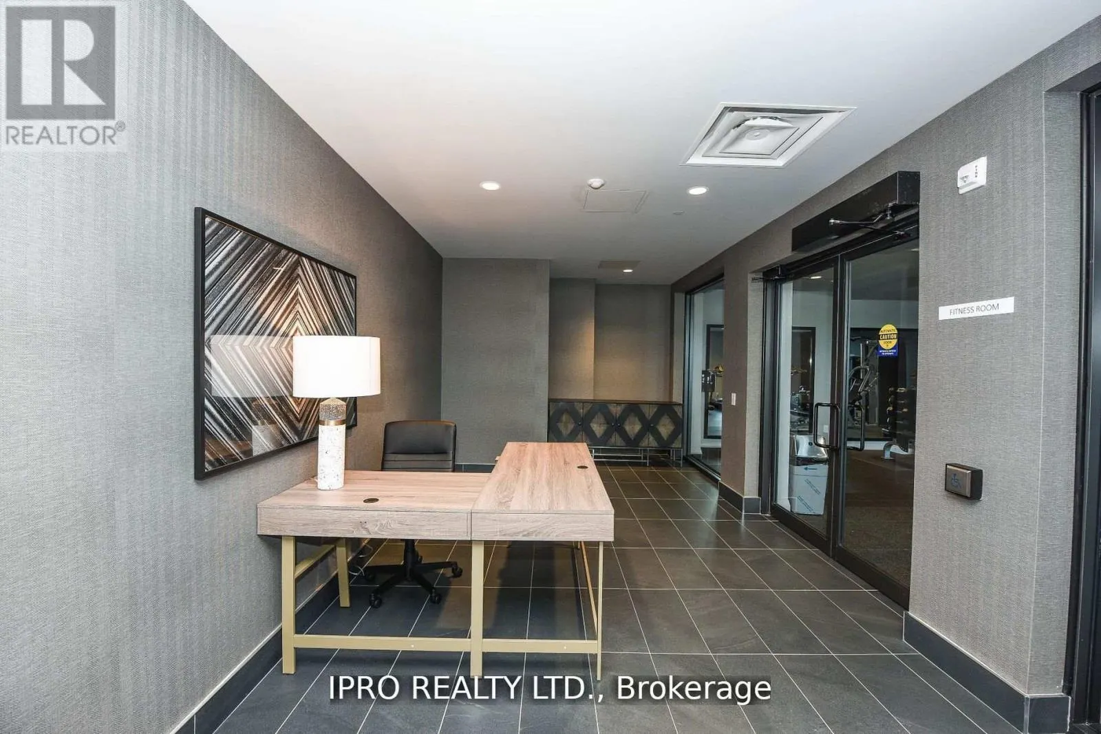 004 - 95 DUNDAS ST W STREET