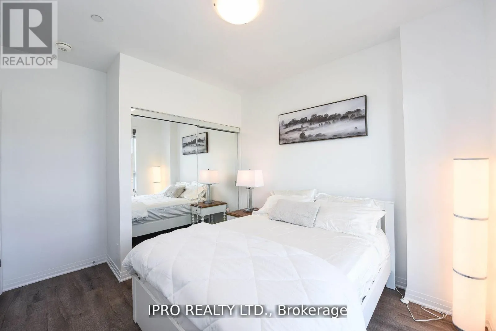 004 - 95 DUNDAS ST W STREET