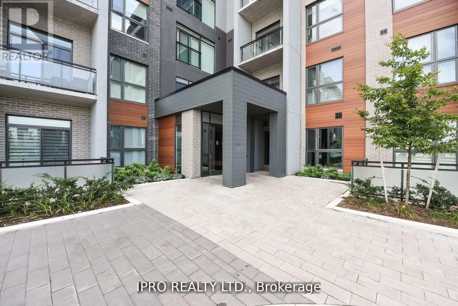 004 - 95 DUNDAS ST W STREET