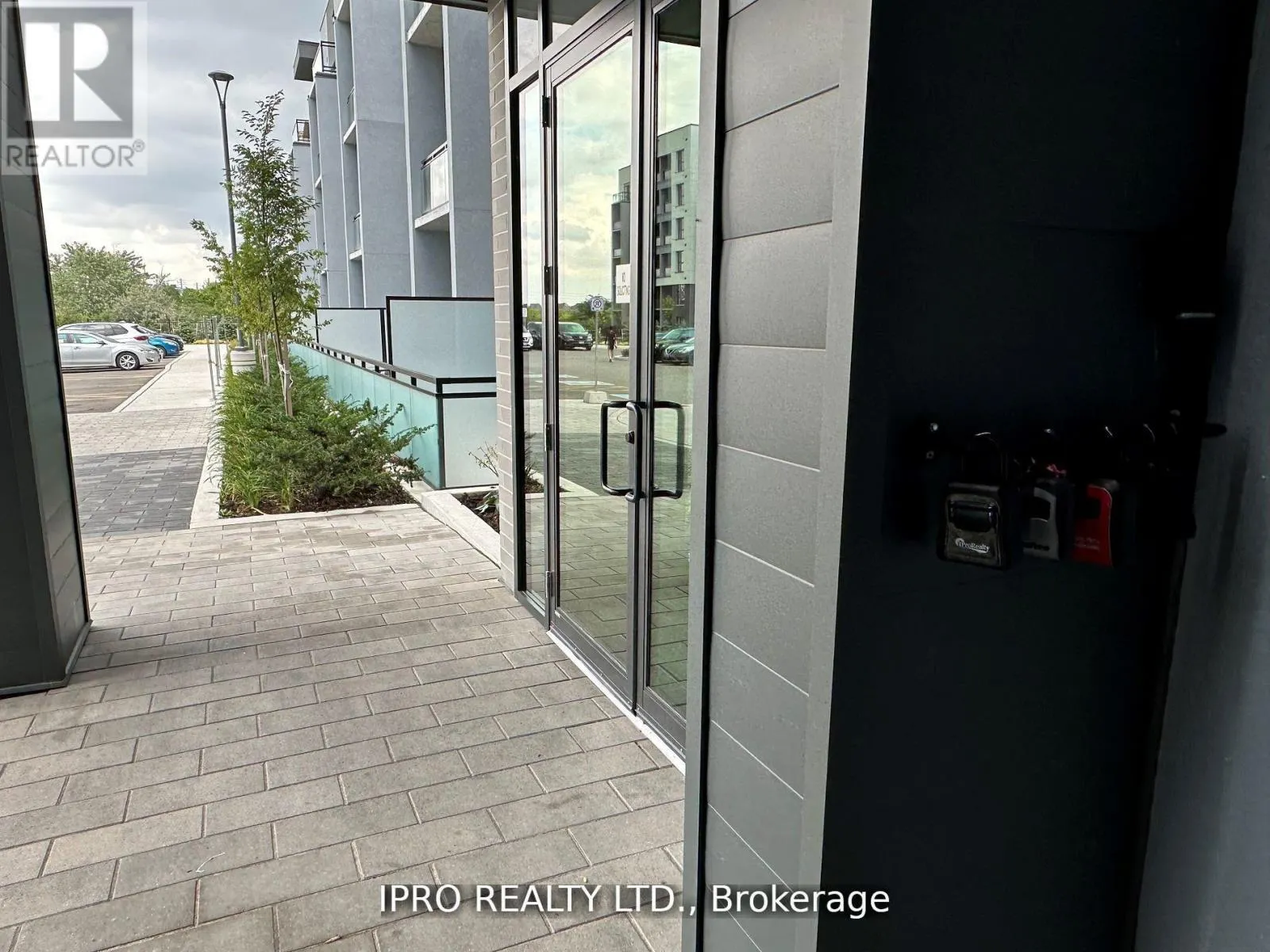 004 - 95 DUNDAS ST W STREET