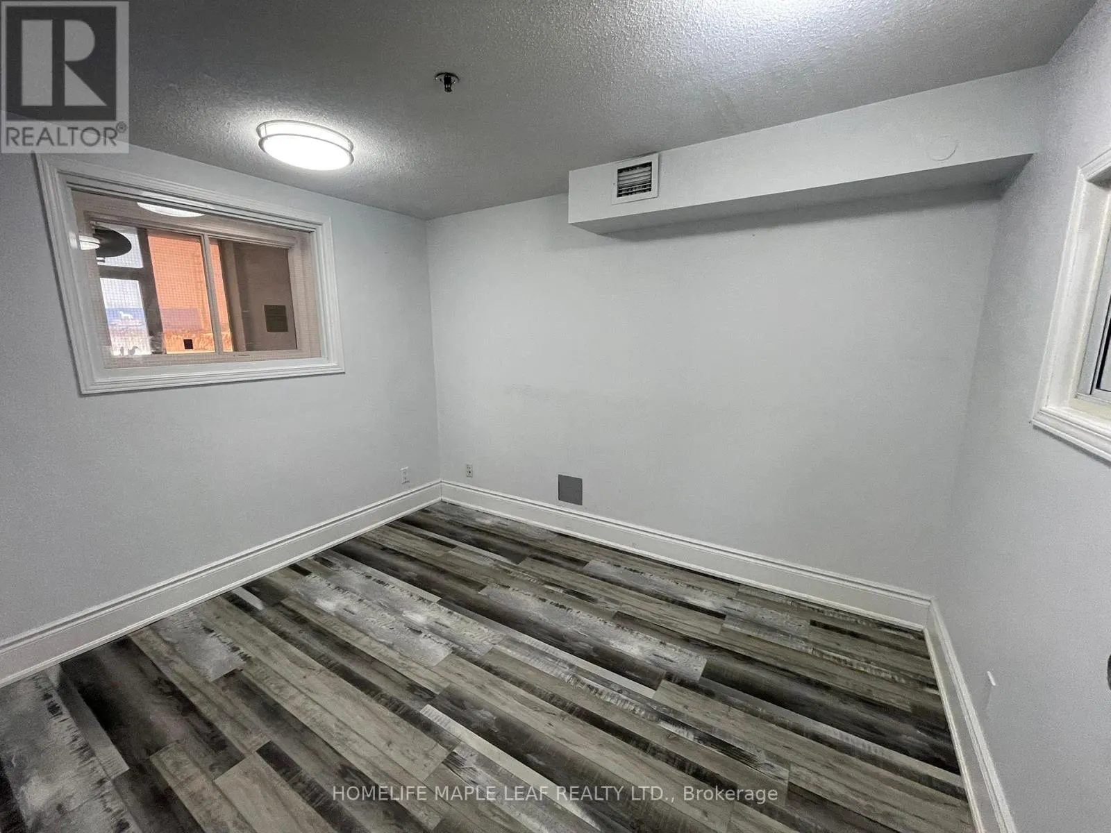4 - 2575 STEELES AVENUE E
