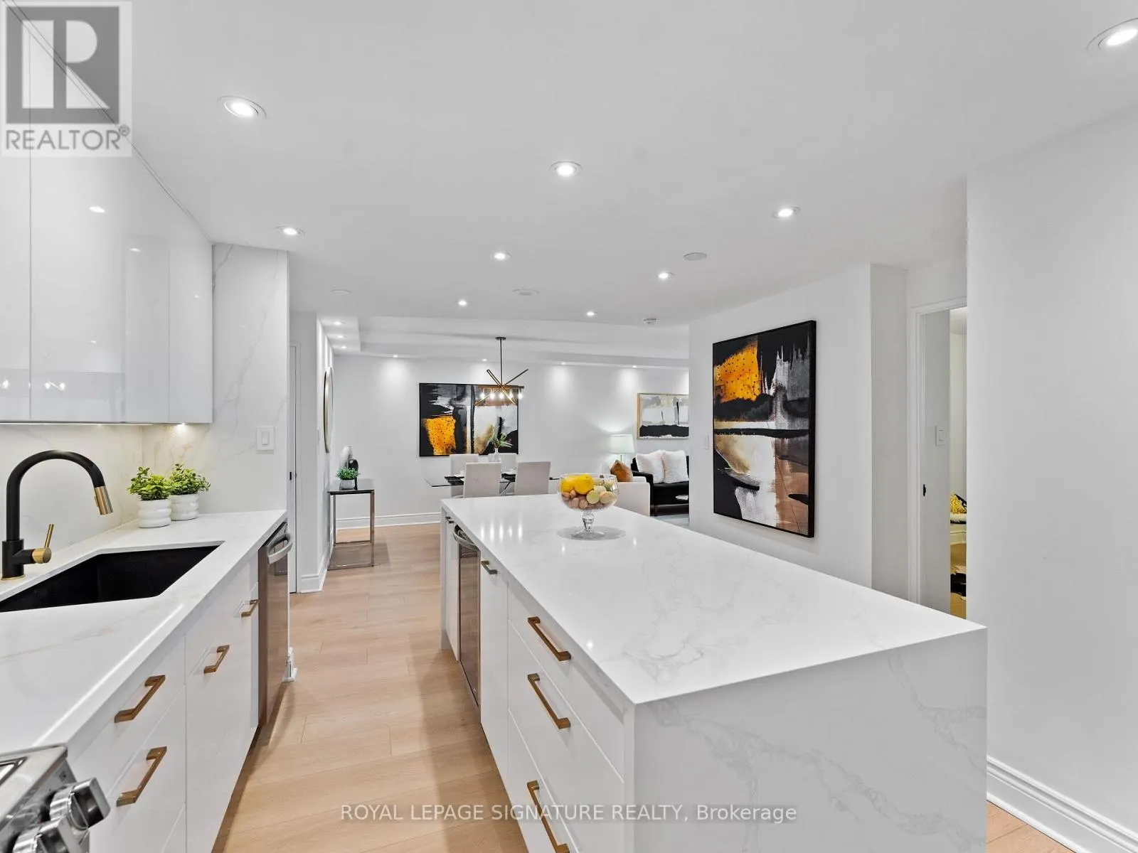 607 - 812 BURNHAMTHORPE ROAD