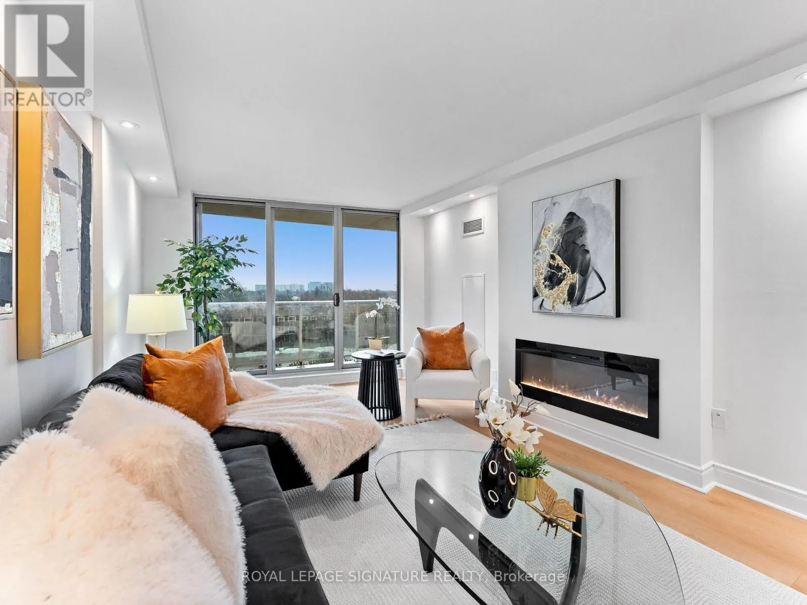 607 - 812 BURNHAMTHORPE ROAD