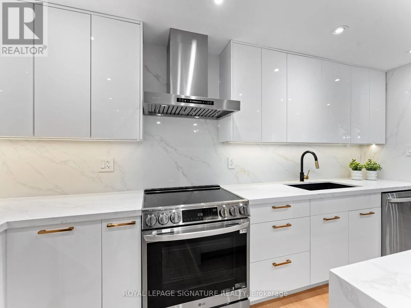 607 - 812 BURNHAMTHORPE ROAD