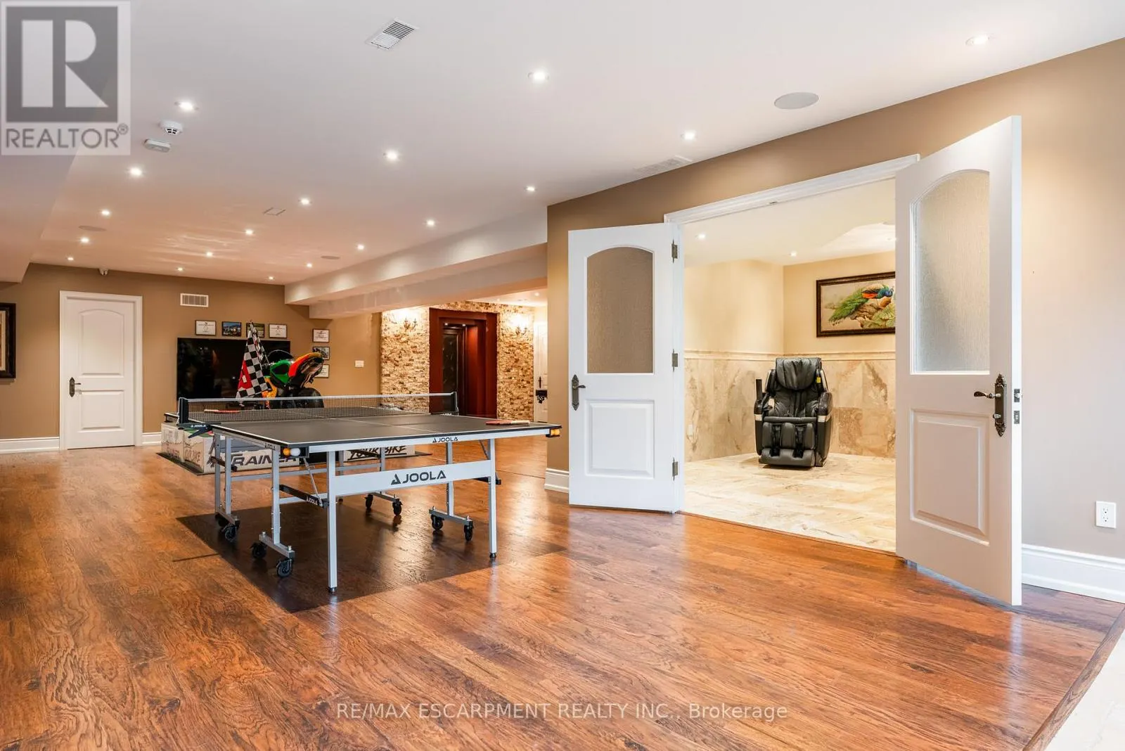 2594 BLUFFS WAY