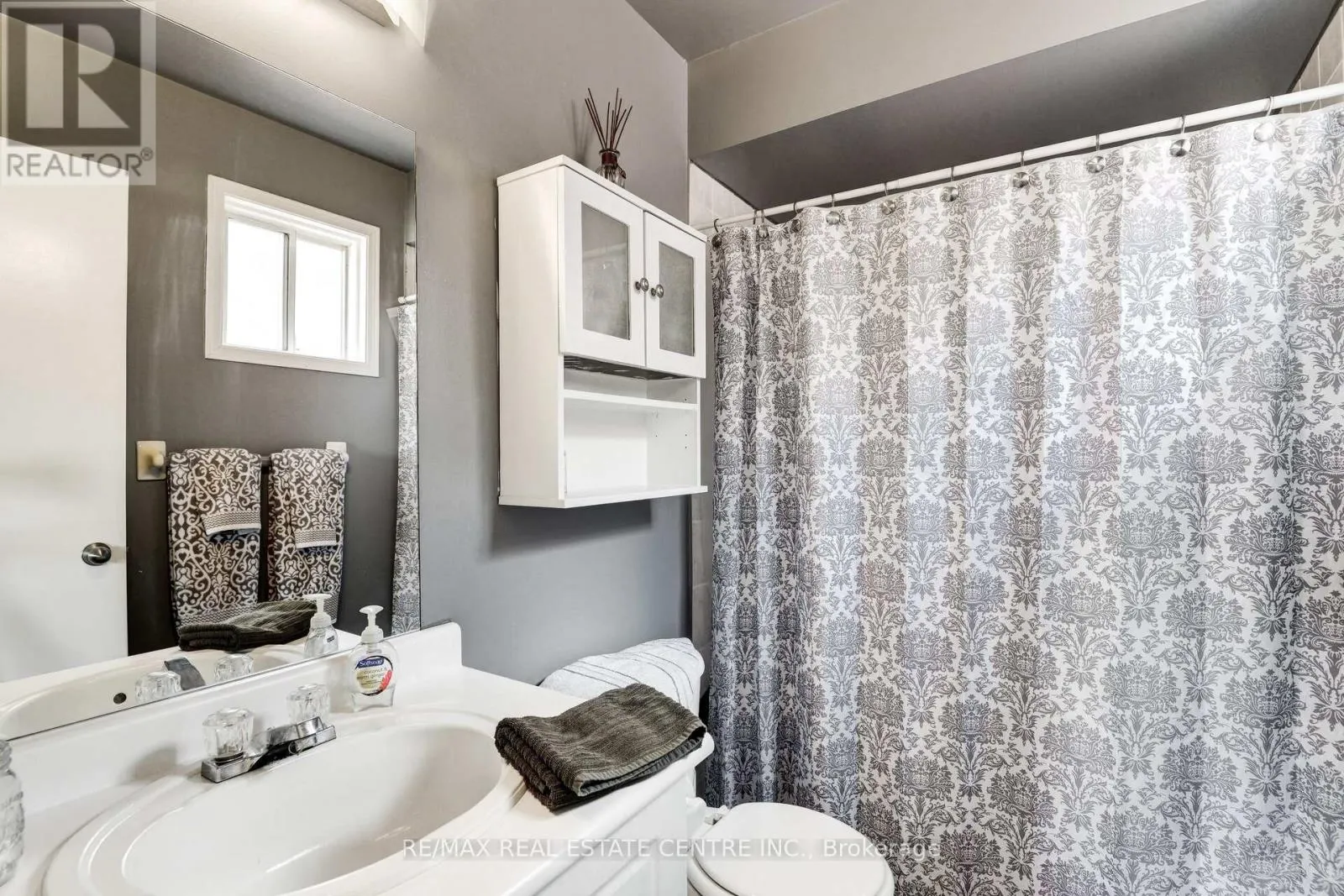 226 HOWARD CRESCENT