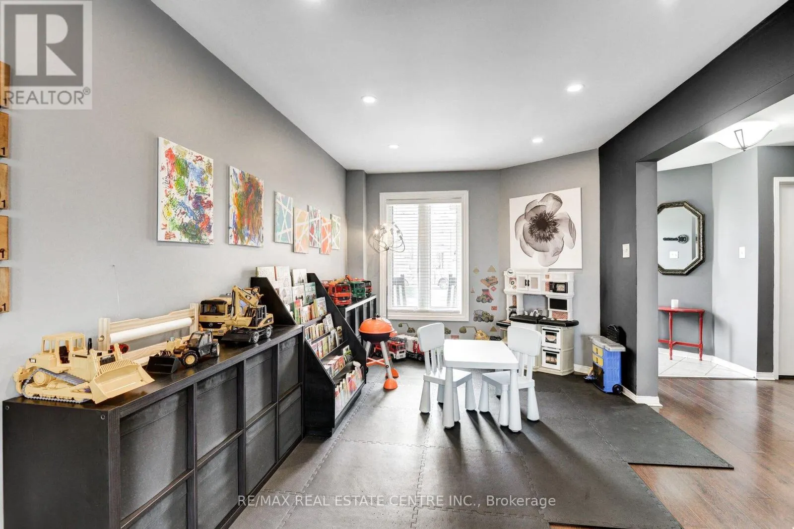 226 HOWARD CRESCENT