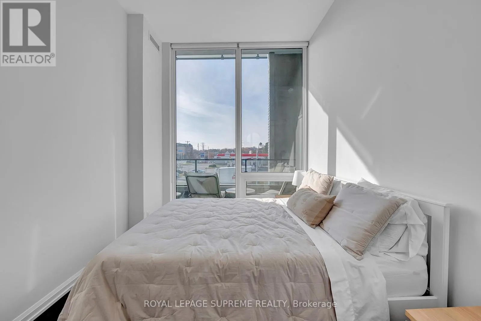 215 - 4208 DUNDAS STREET W