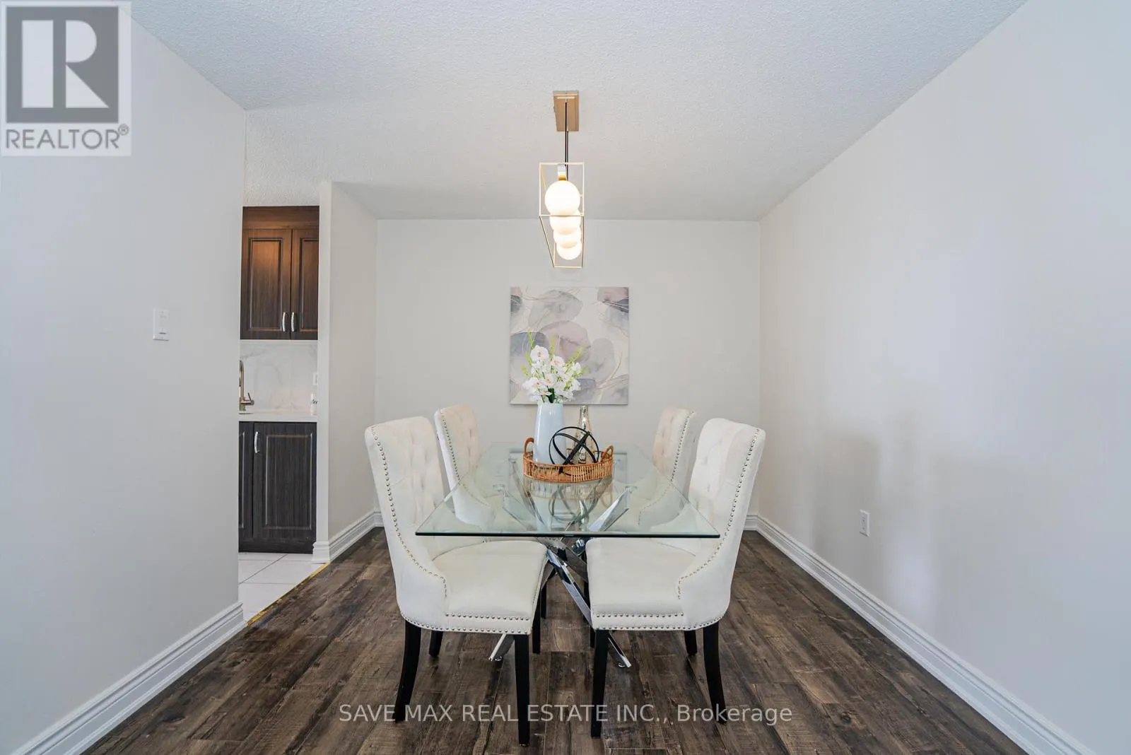 904 - 17 KNIGHTSBRIDGE ROAD