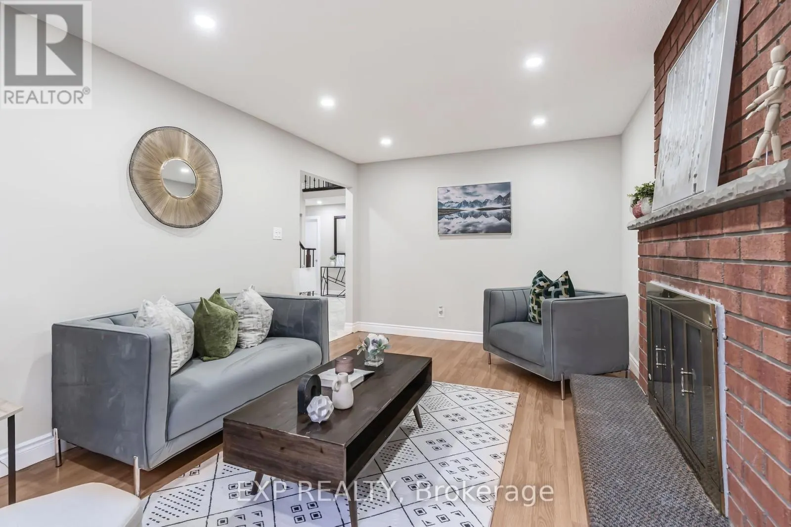 48 LA ROSE COURT