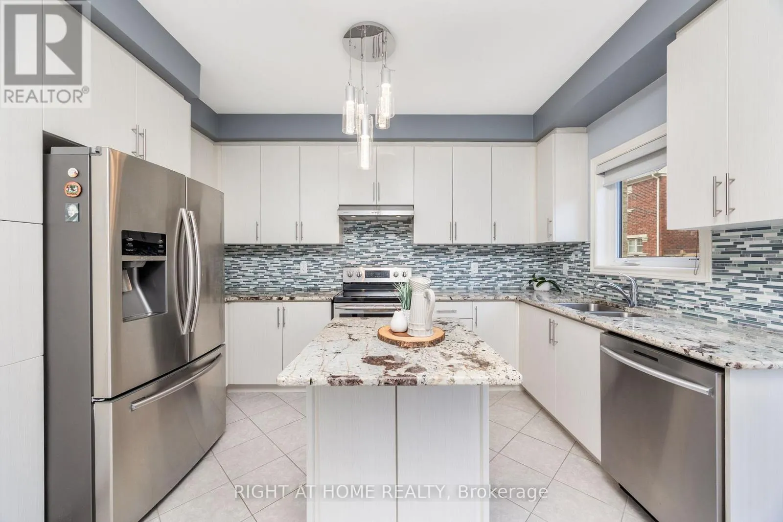 557 SETTLERS ROAD W