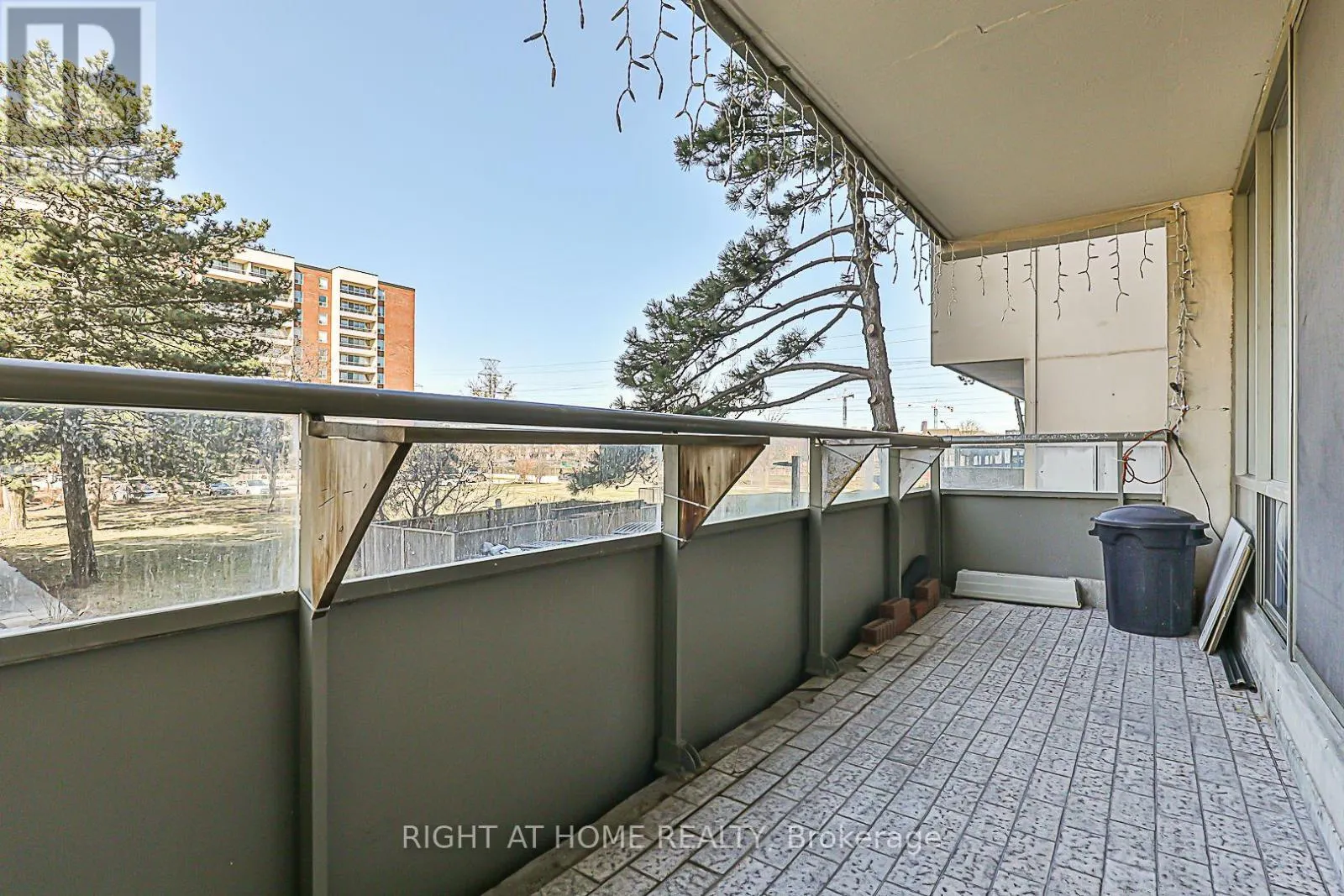 212 - 19 FOUR WINDS DRIVE