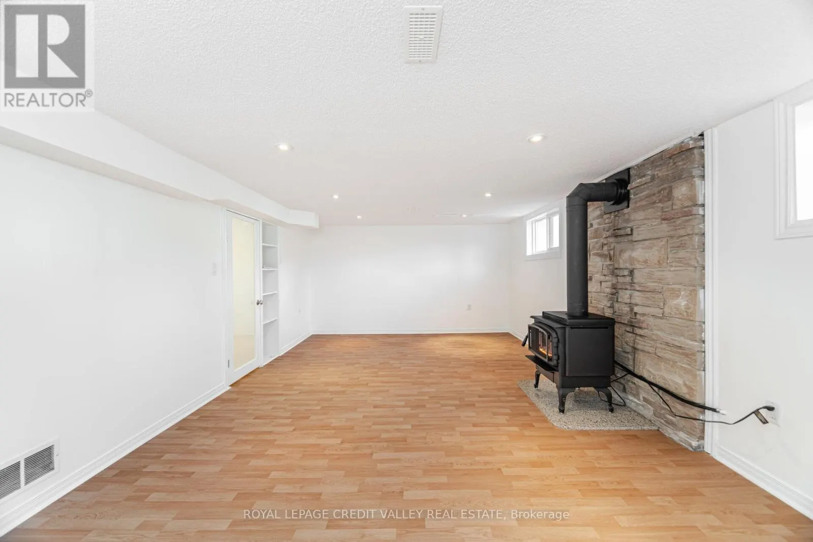 2143 MOUNTAINSIDE DRIVE