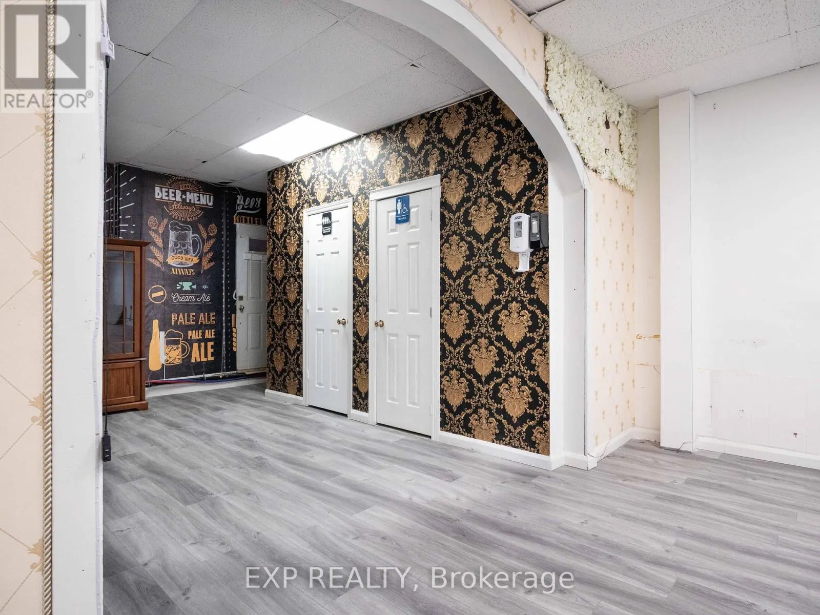 3052 DUNDAS STREET W