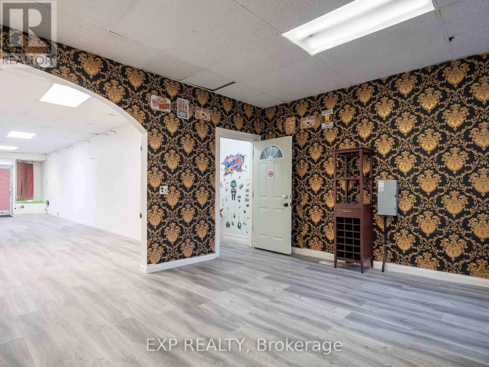 3052 DUNDAS STREET W