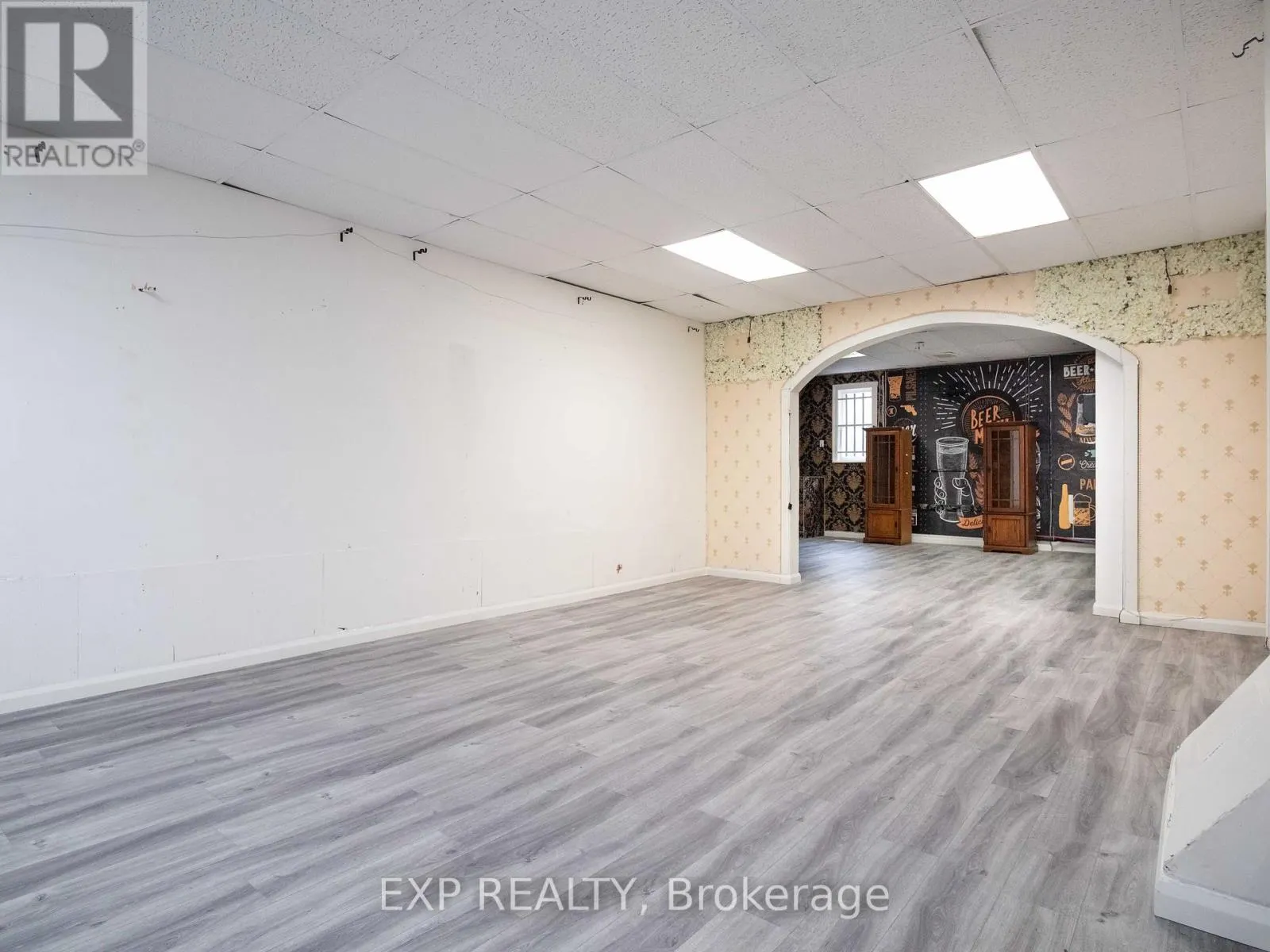 3052 DUNDAS STREET W