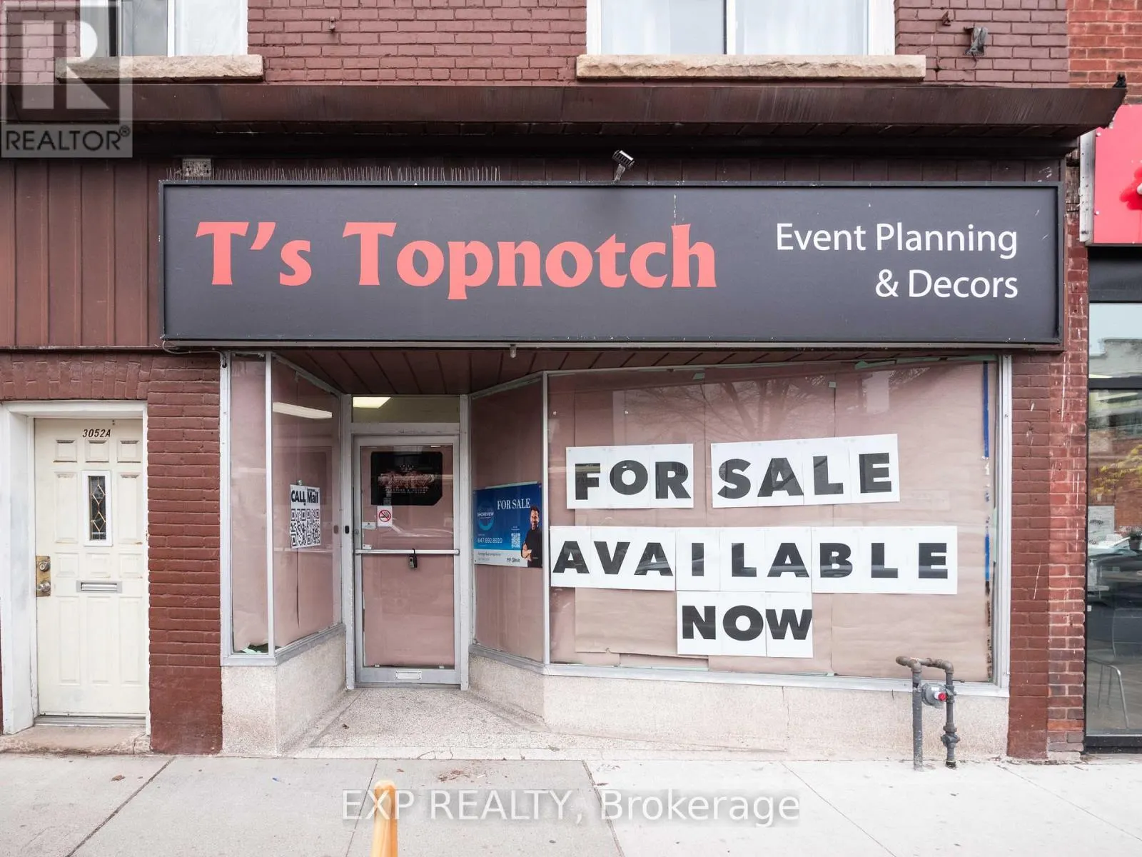 3052 DUNDAS STREET W