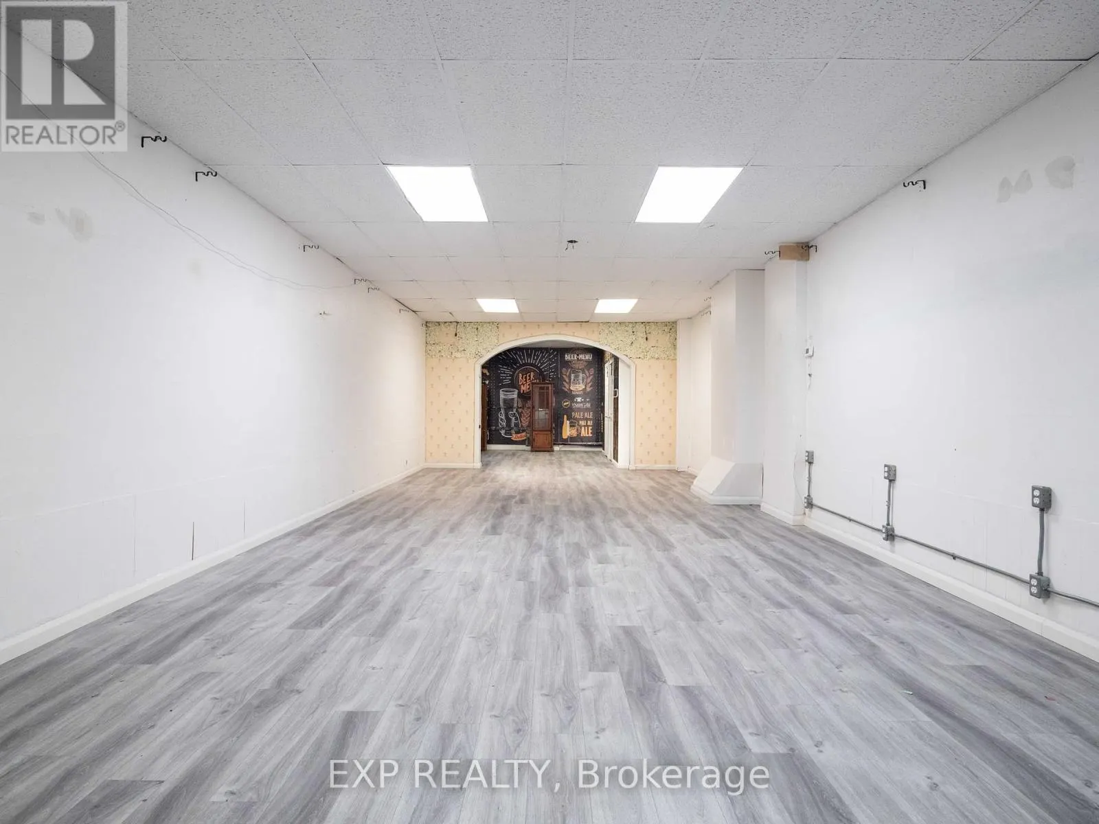 3052 DUNDAS STREET W