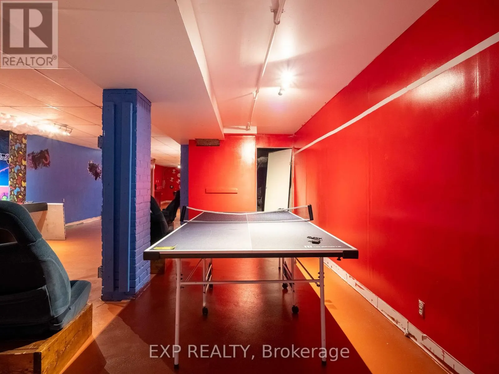 3052 DUNDAS STREET W