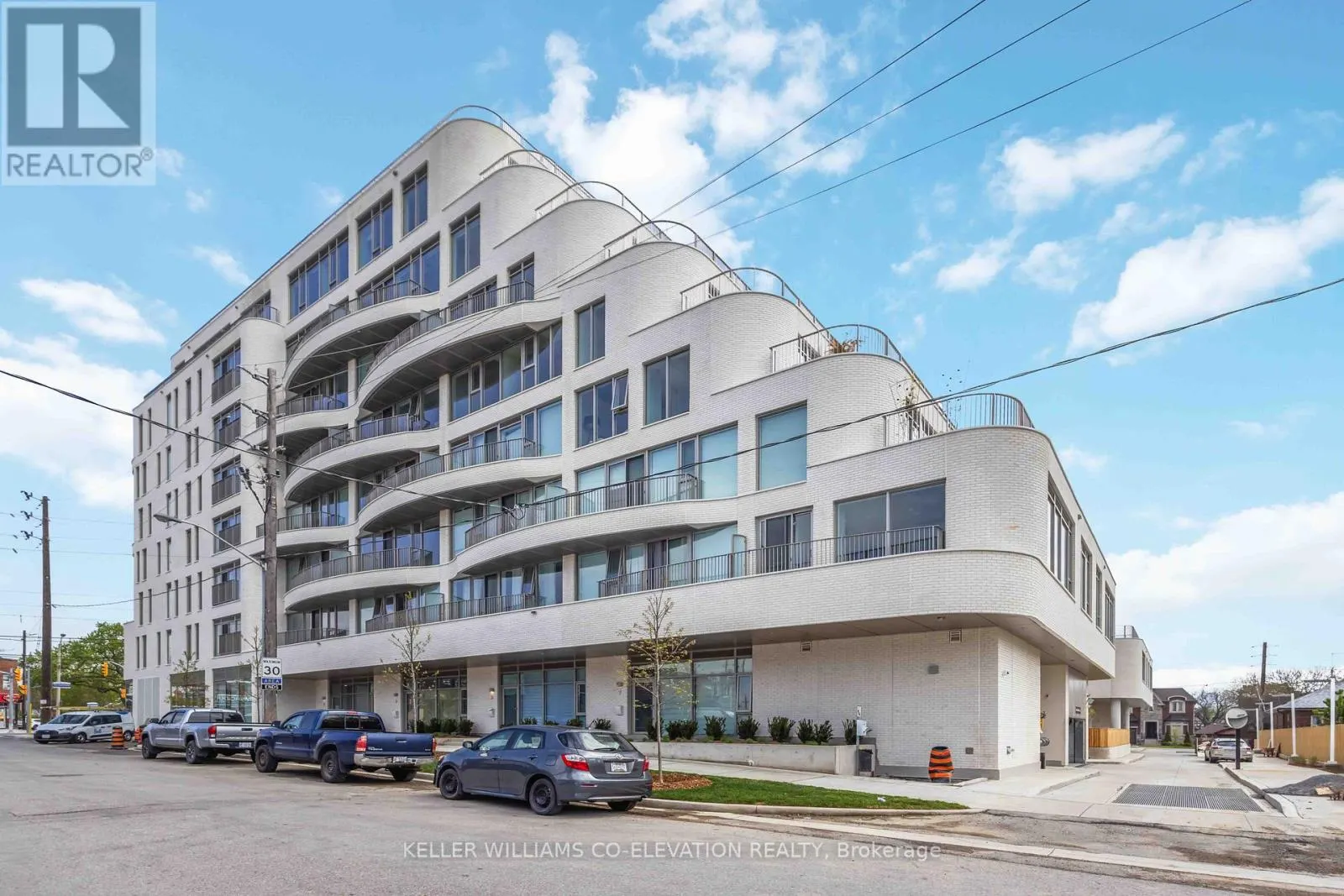 818 - 689 THE QUEENSWAY