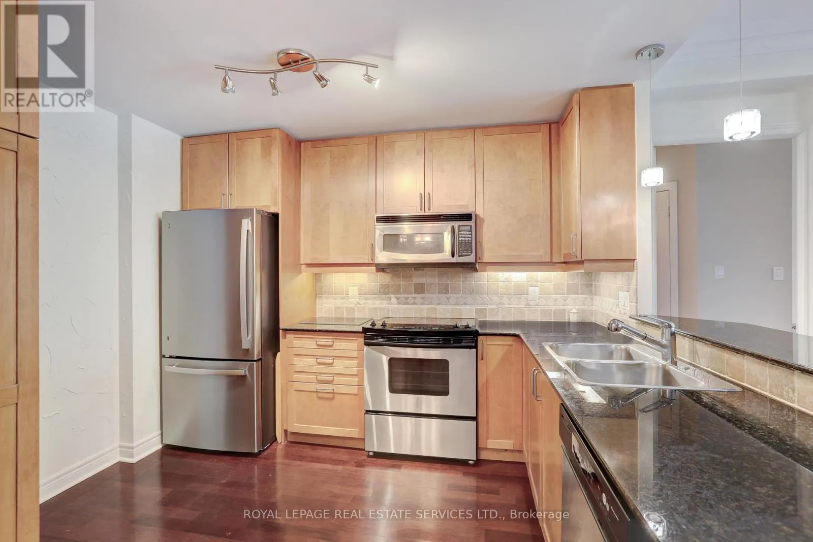303 - 3085 BLOOR STREET W