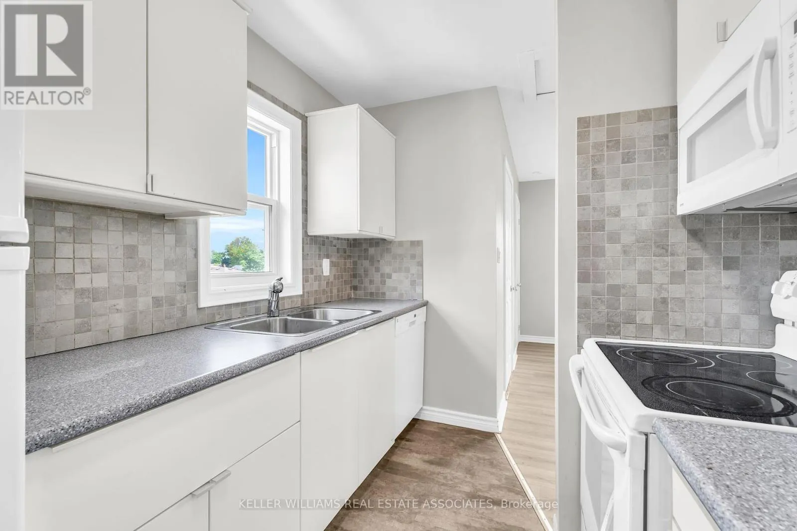 21 BAIRSTOW CRESCENT