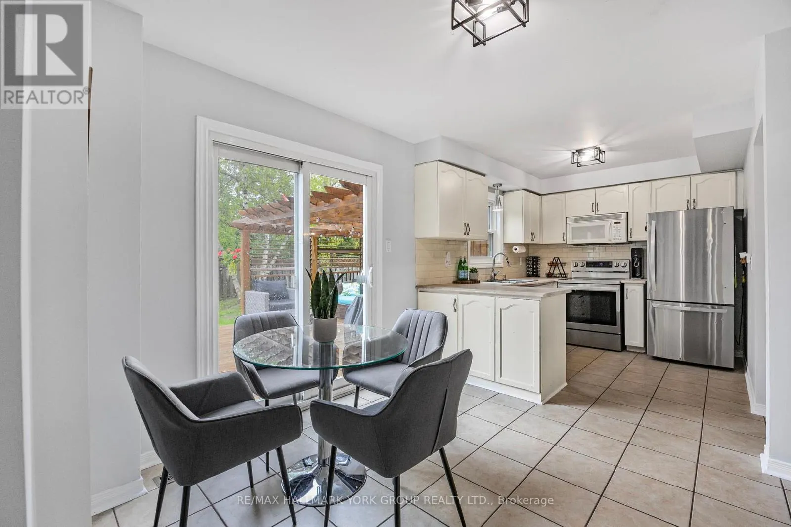 215 BEECHFIELD CRESCENT