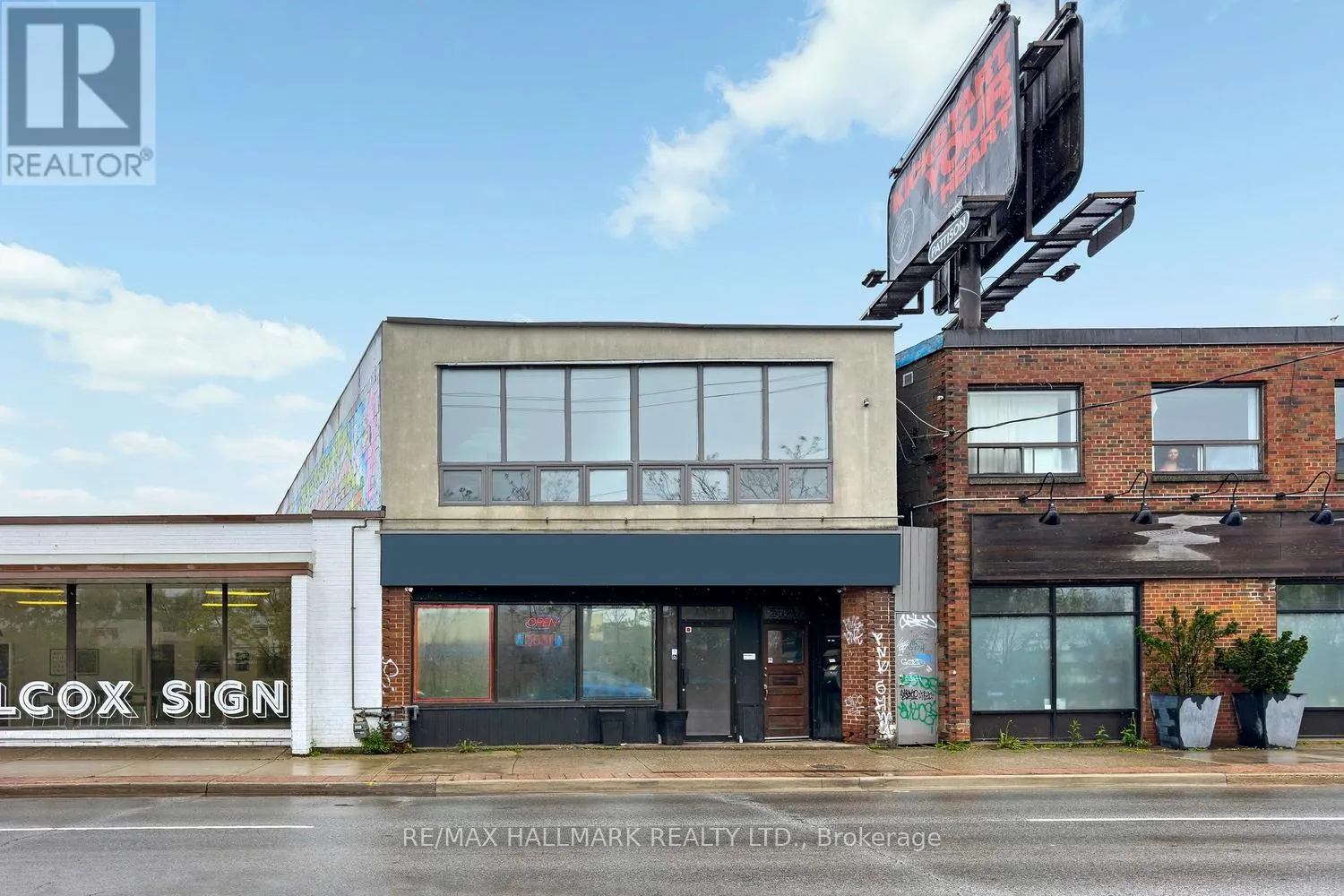 3631 DUNDAS STREET W