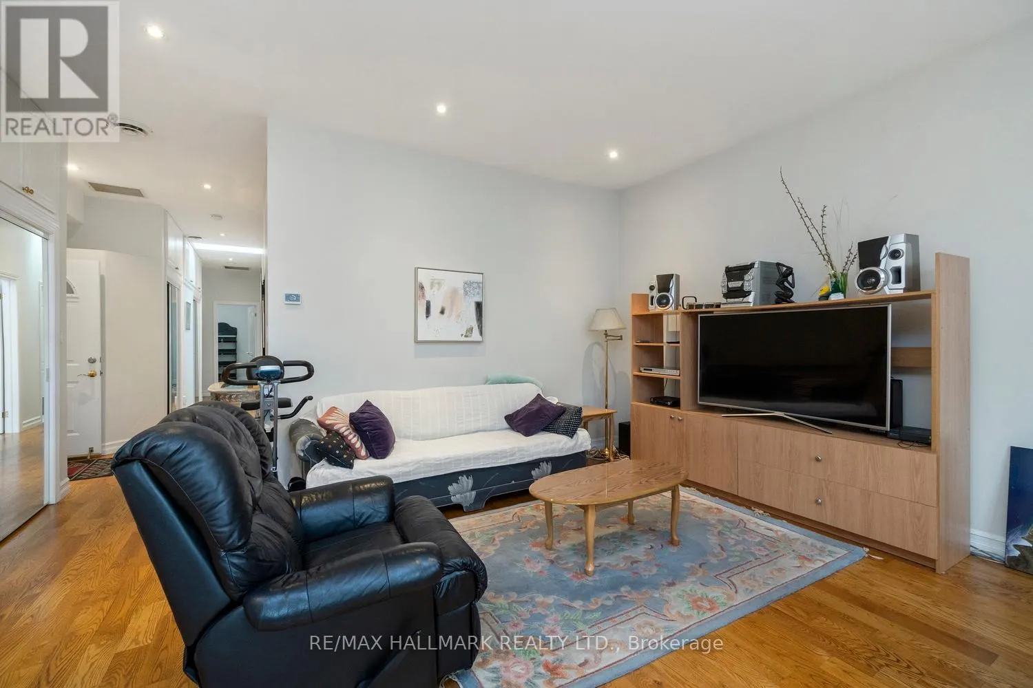 3631 DUNDAS STREET W