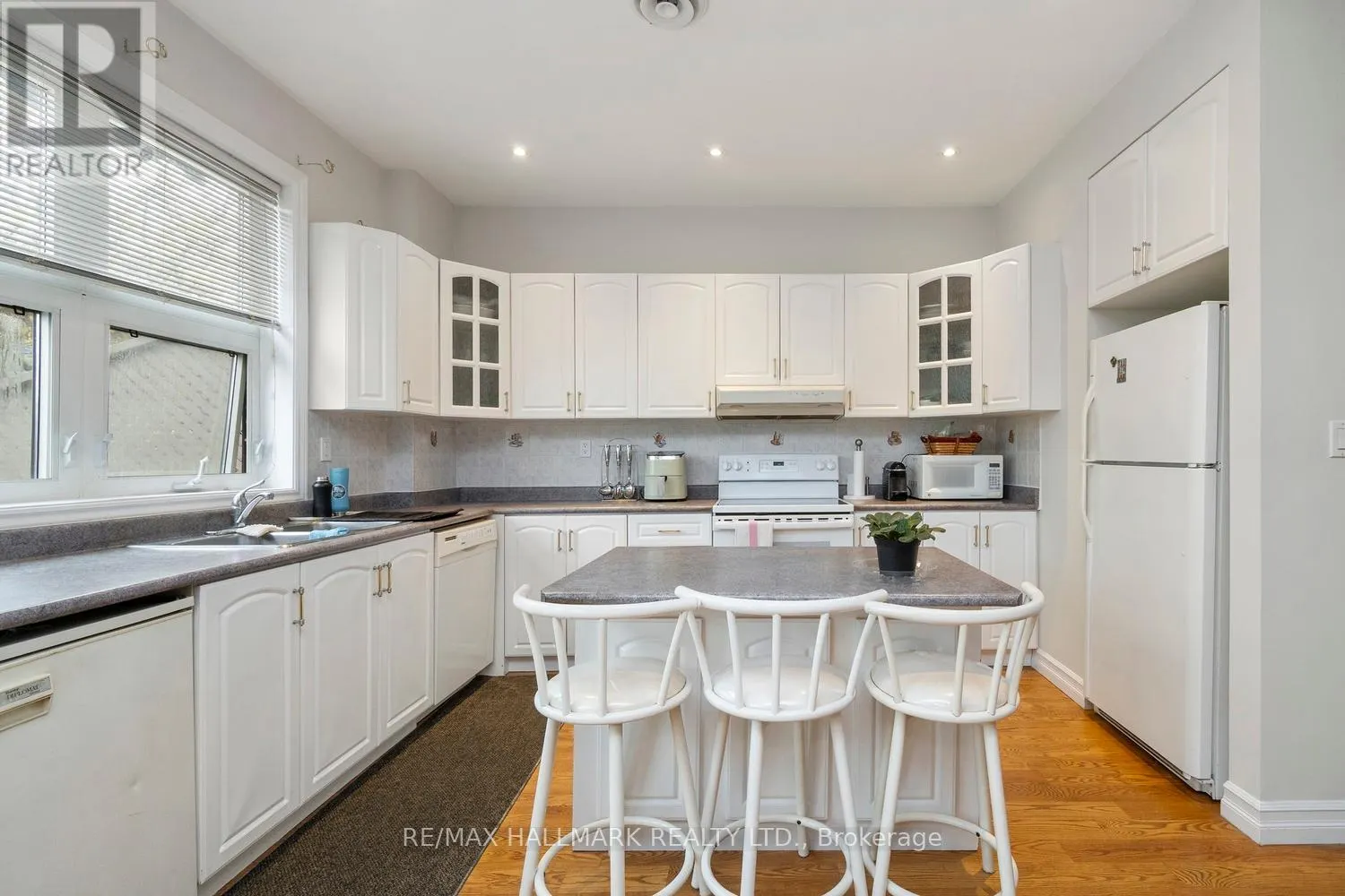 3631 DUNDAS STREET W
