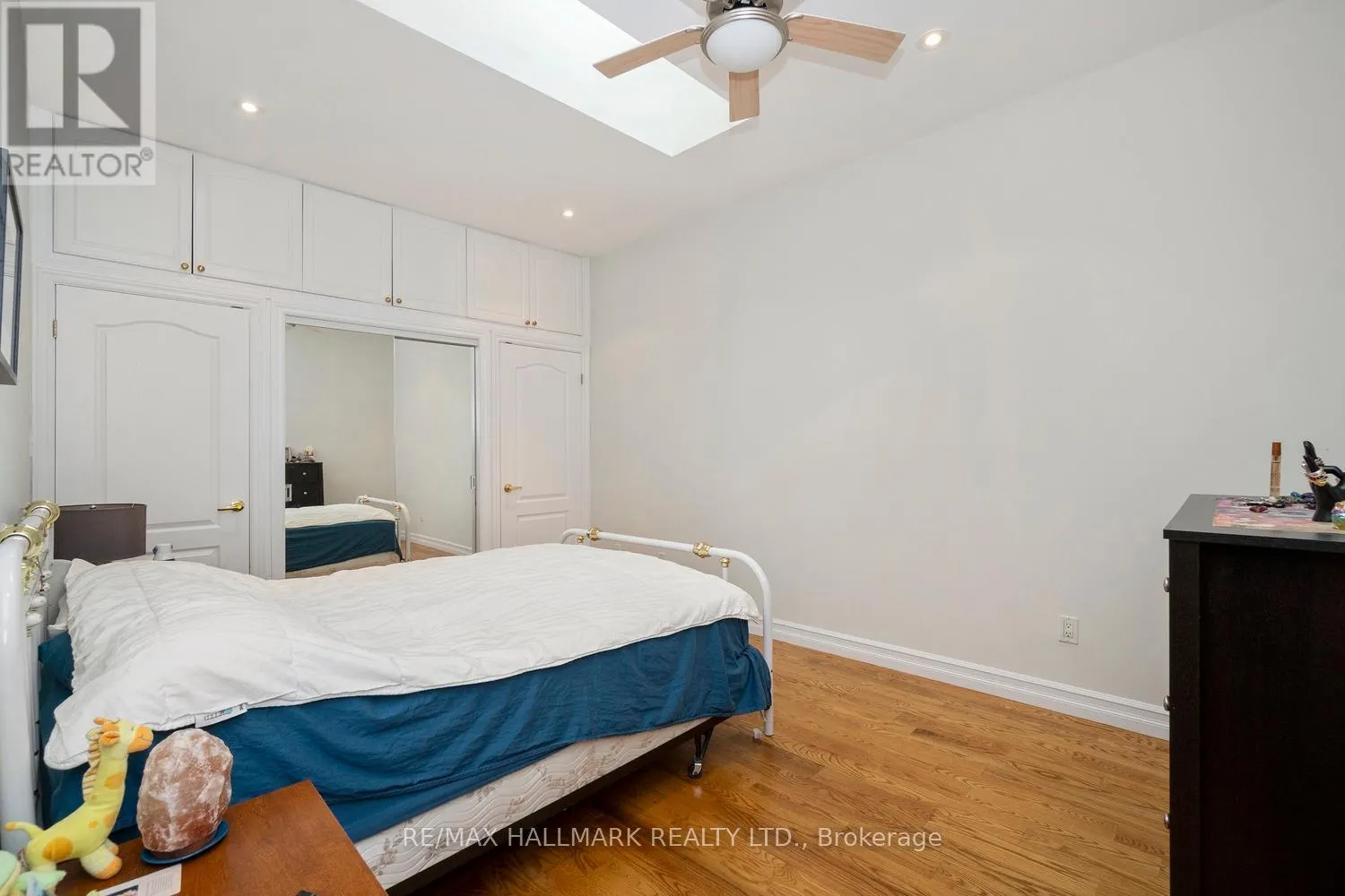 3631 DUNDAS STREET W