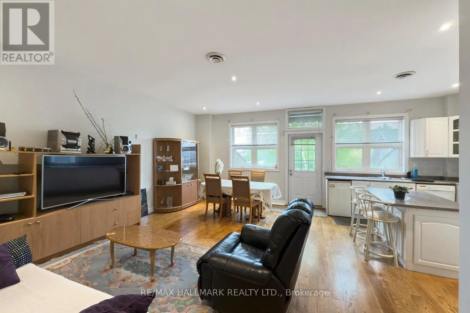 3631 DUNDAS STREET W