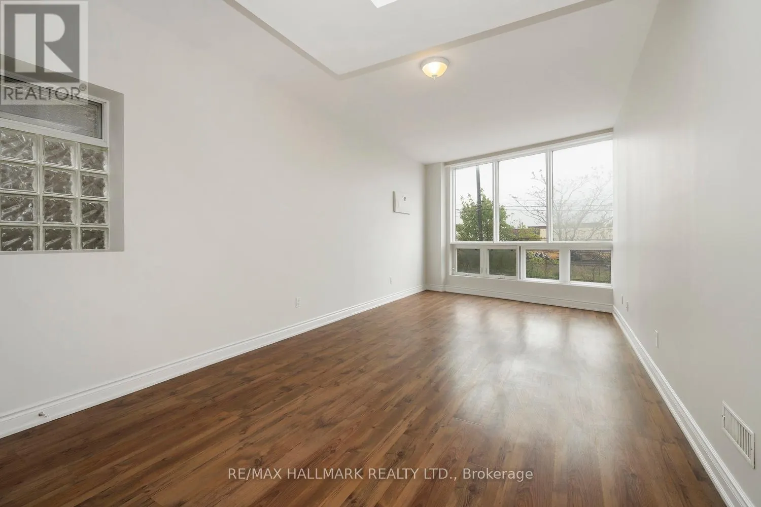 3631 DUNDAS STREET W