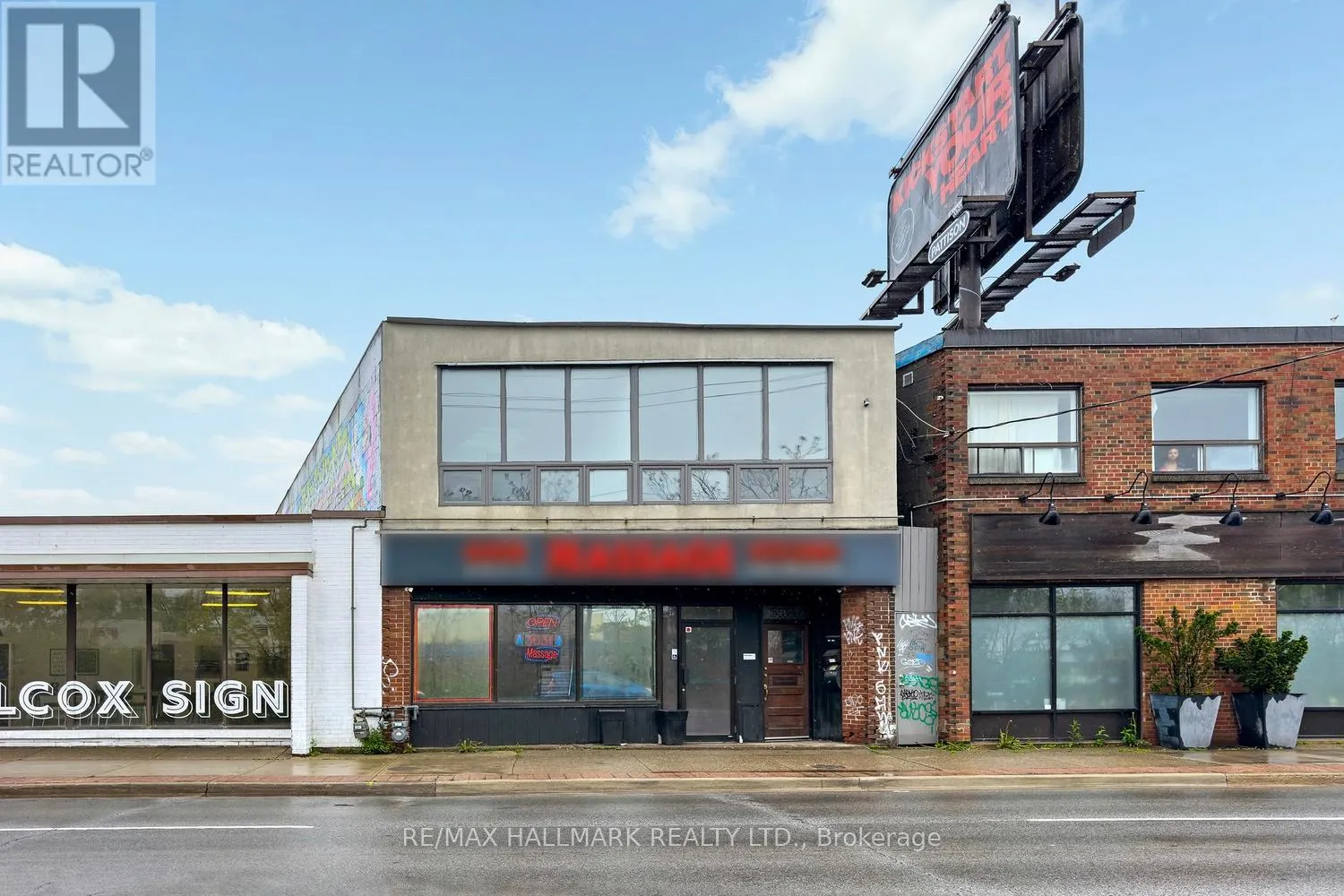 3631 DUNDAS STREET W