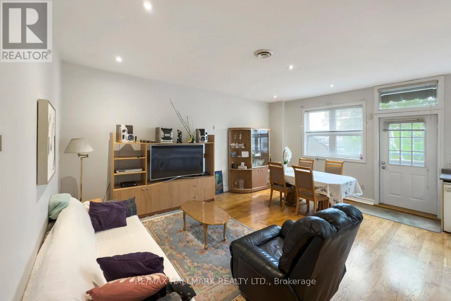 3631 DUNDAS STREET W