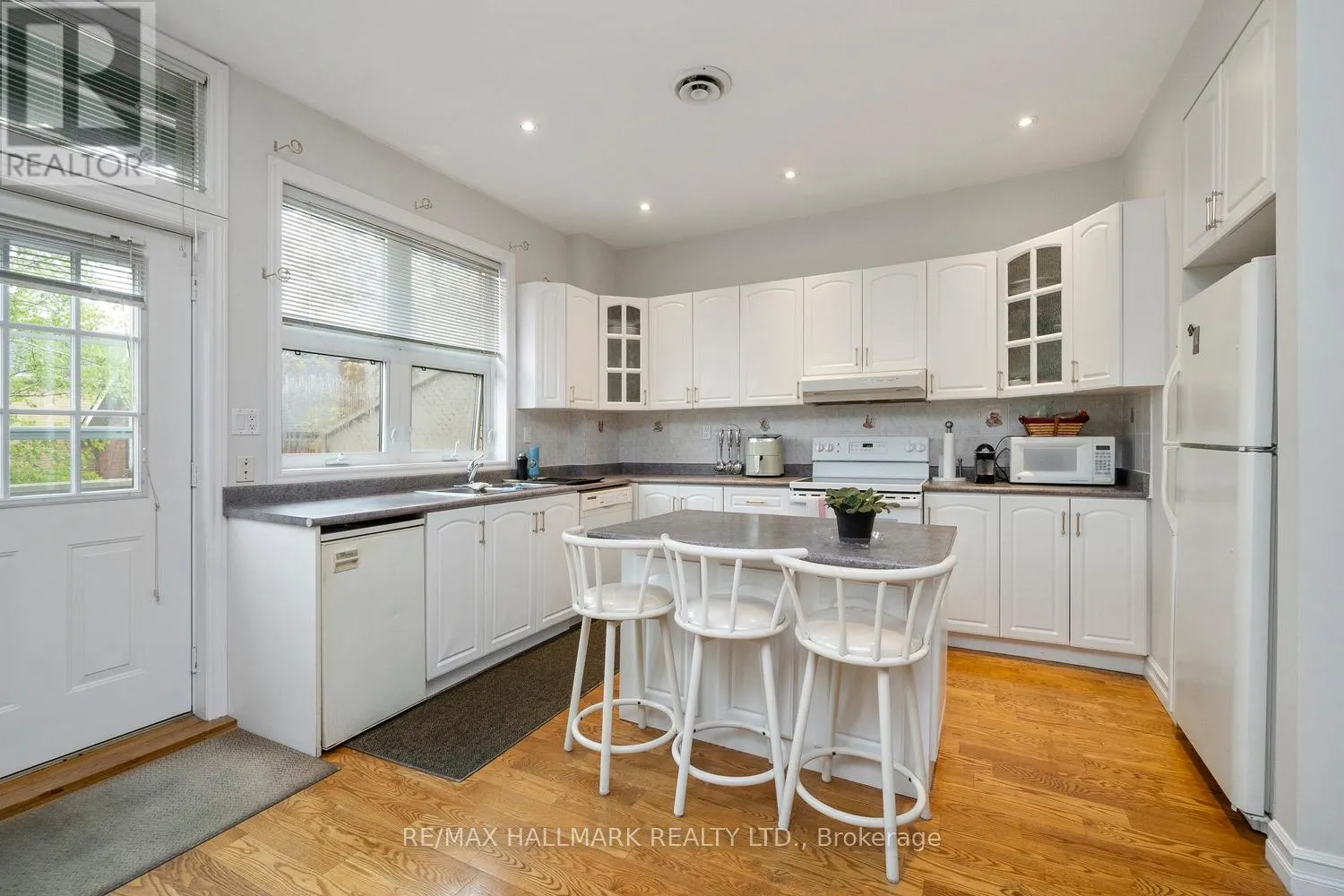 3631 DUNDAS STREET W