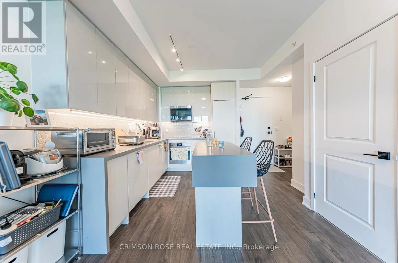 1025 - 2485 TAUNTON ROAD