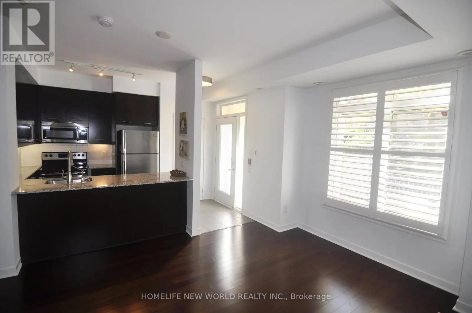 TH5 - 370 SQUARE ONE DRIVE