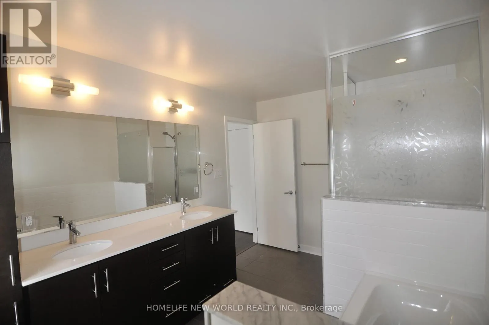 TH5 - 370 SQUARE ONE DRIVE