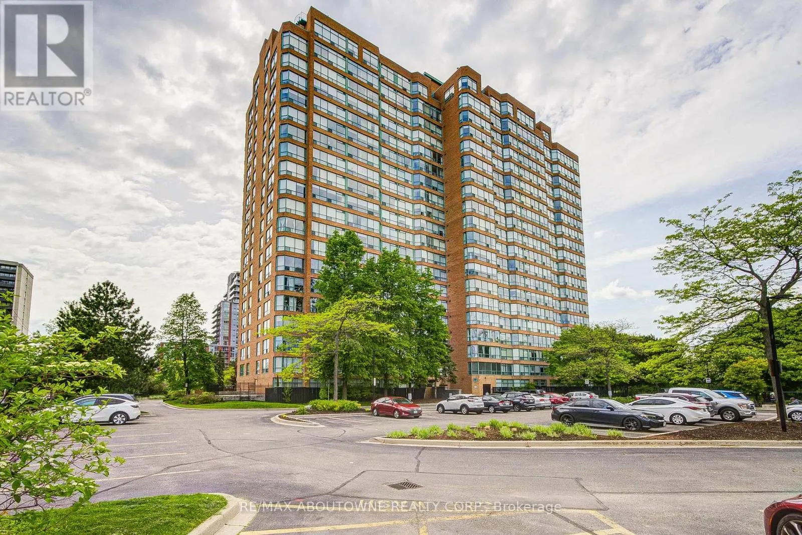 1008 - 1276 MAPLE CROSSING BOULEVARD