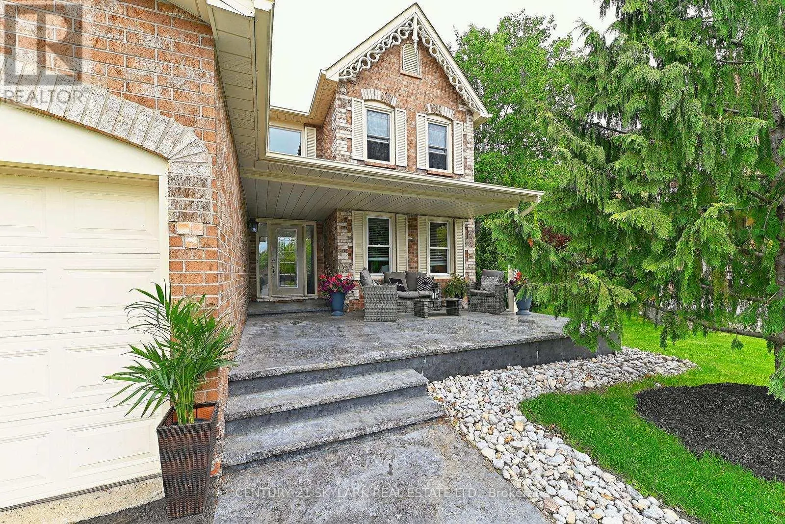 33 HATHAWAY COURT