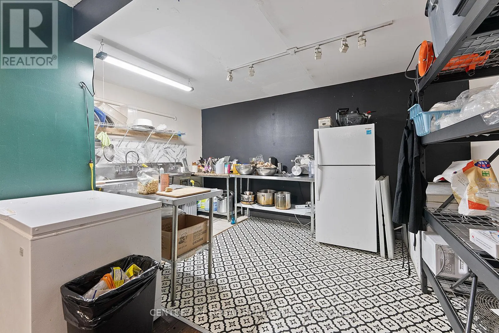 1664 QUEEN STREET W