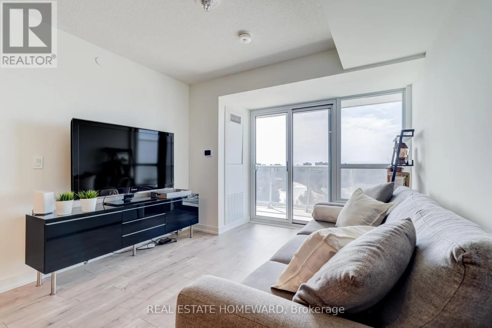 1204 - 10 WILBY CRESCENT