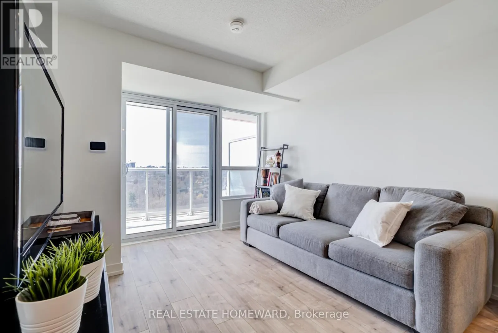 1204 - 10 WILBY CRESCENT