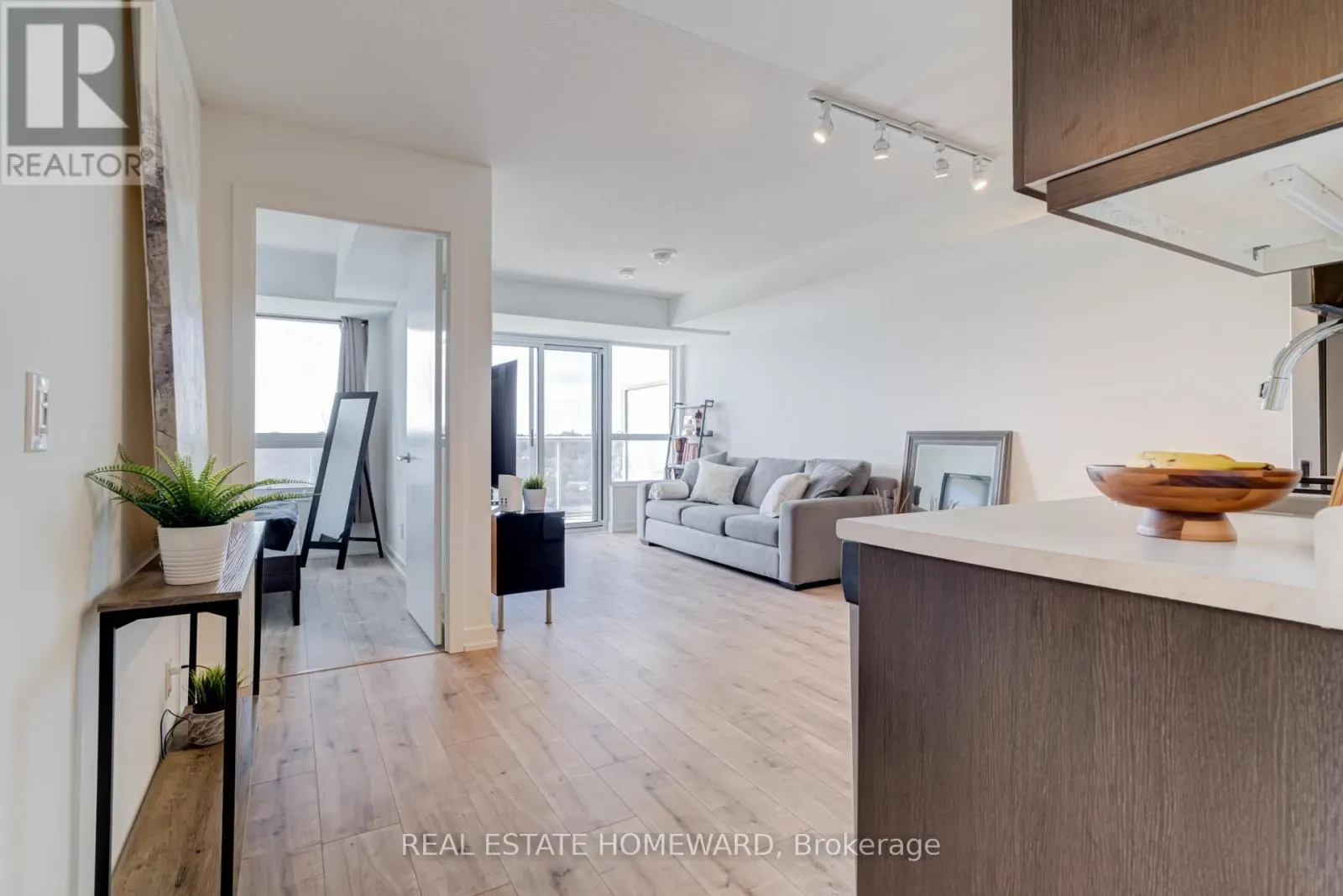 1204 - 10 WILBY CRESCENT