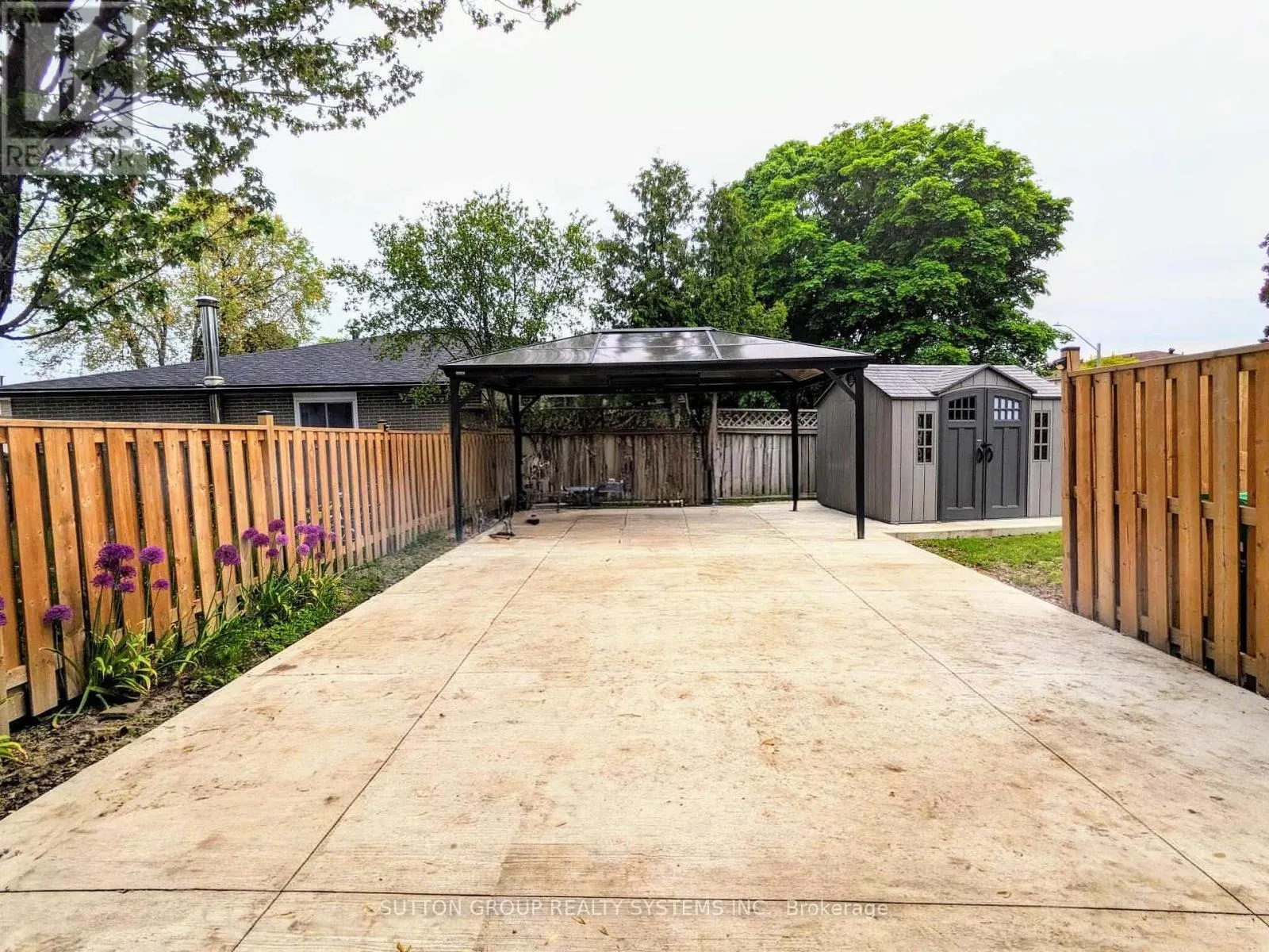 33 EARLSDALE CRESCENT