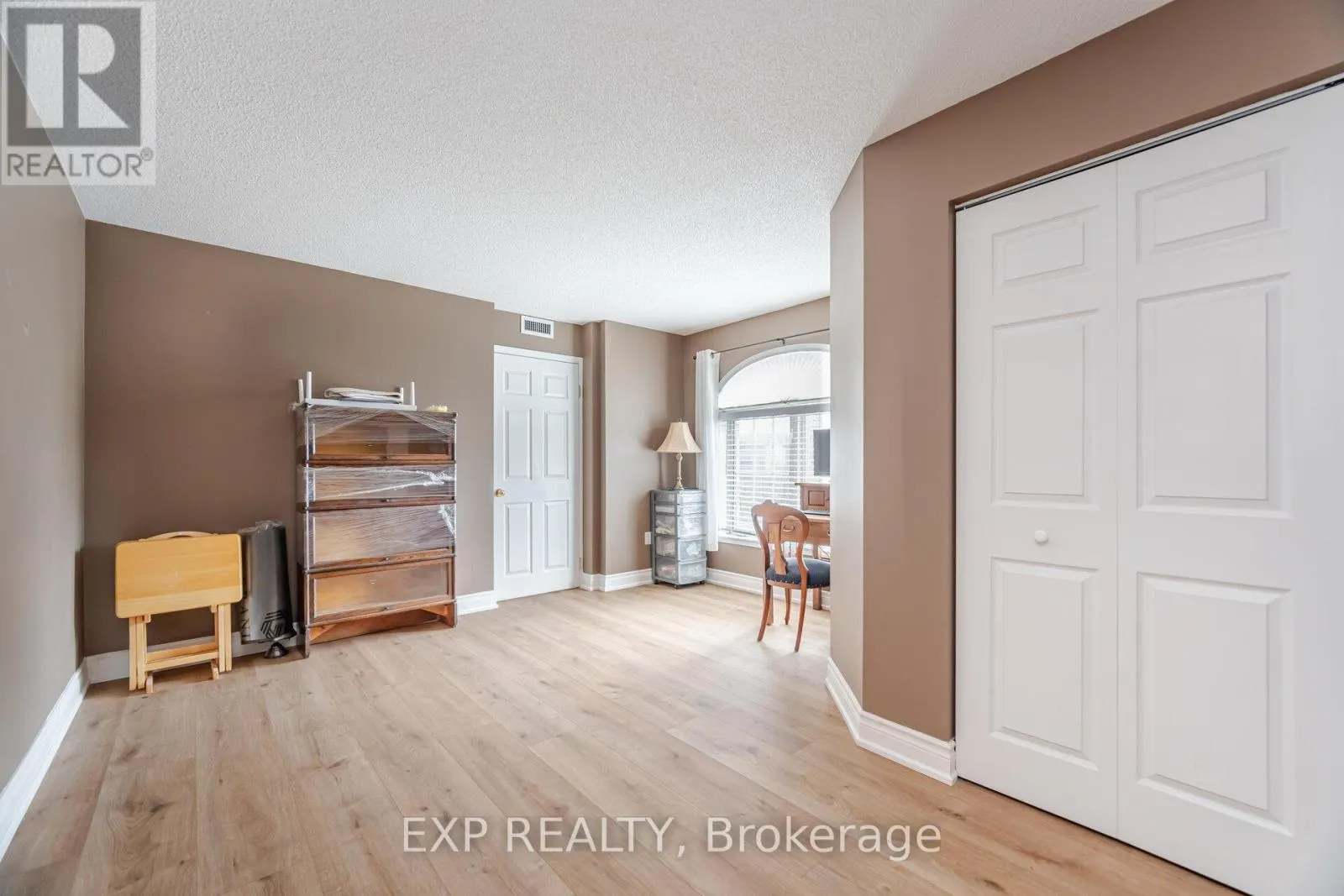A304 - 216 PLAINS ROAD W