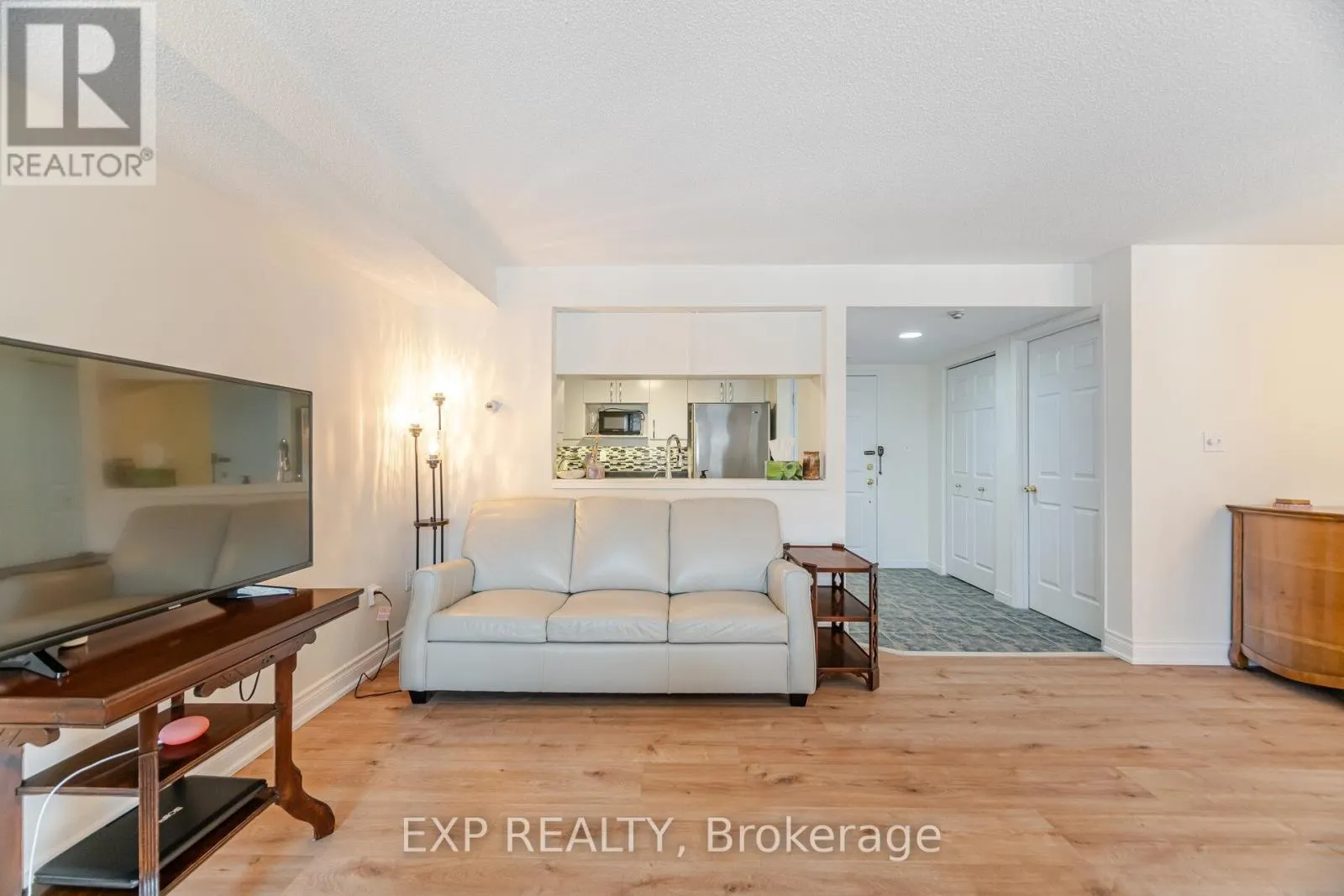 A304 - 216 PLAINS ROAD W